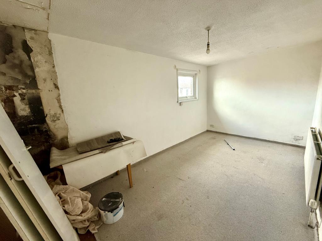 Lot: 67 - MIXED RESIDENTIAL AND COMMERCIAL INVESTMENT - Flat Three Bedroom